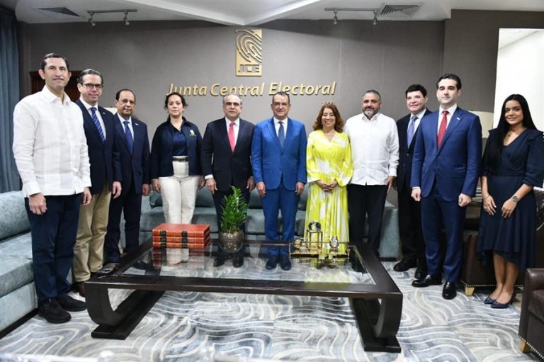 Pleno recibe visita del CONEP; expresa confianza en trabajo JCE.