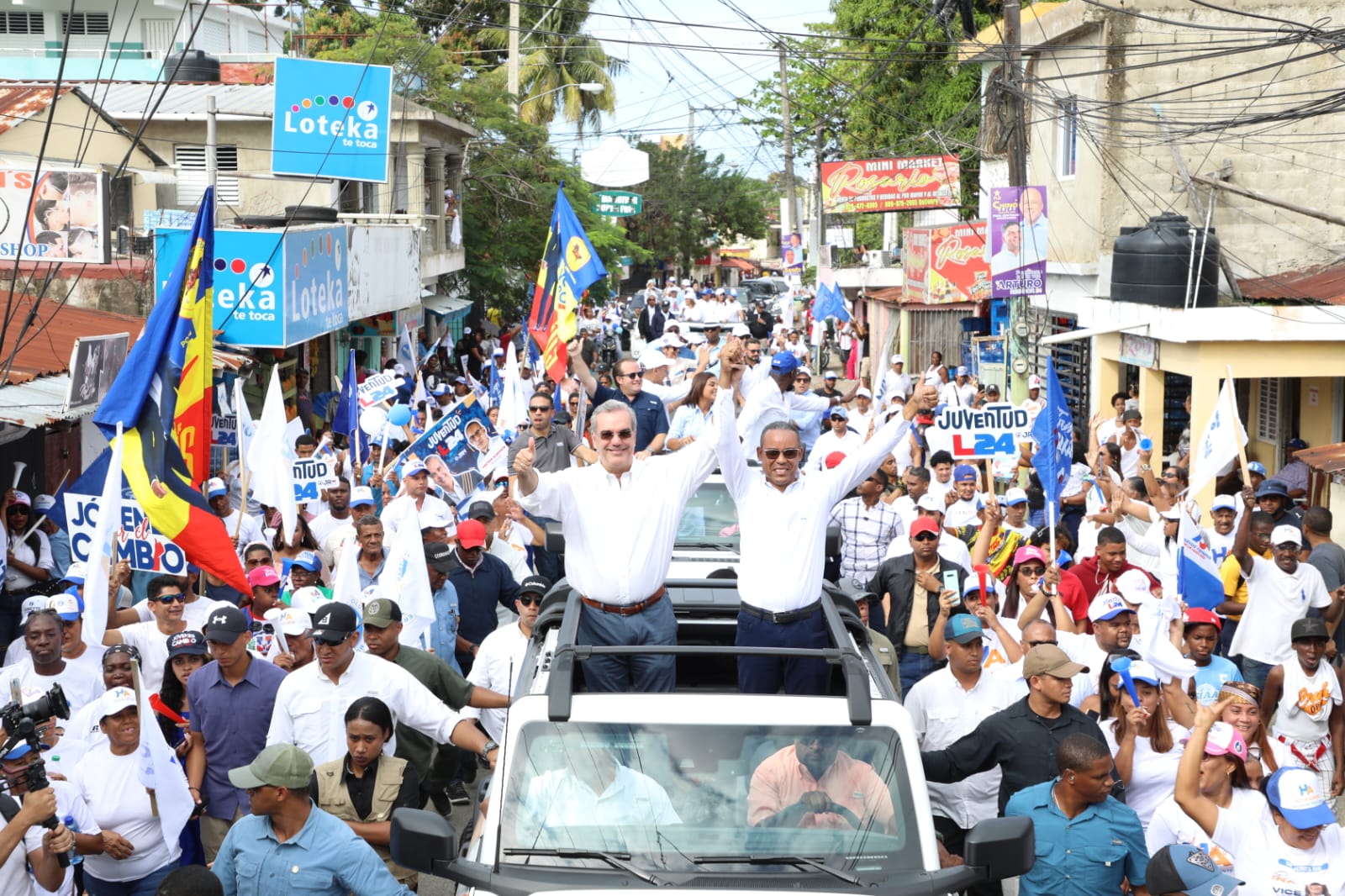 Luis Abinader moviliza entusiastas seguidores en Puerto Plata