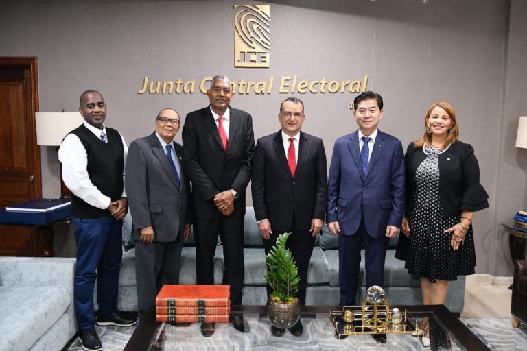 Presidente de la JCE recibe visita de cortesía de directivos del CODUE.