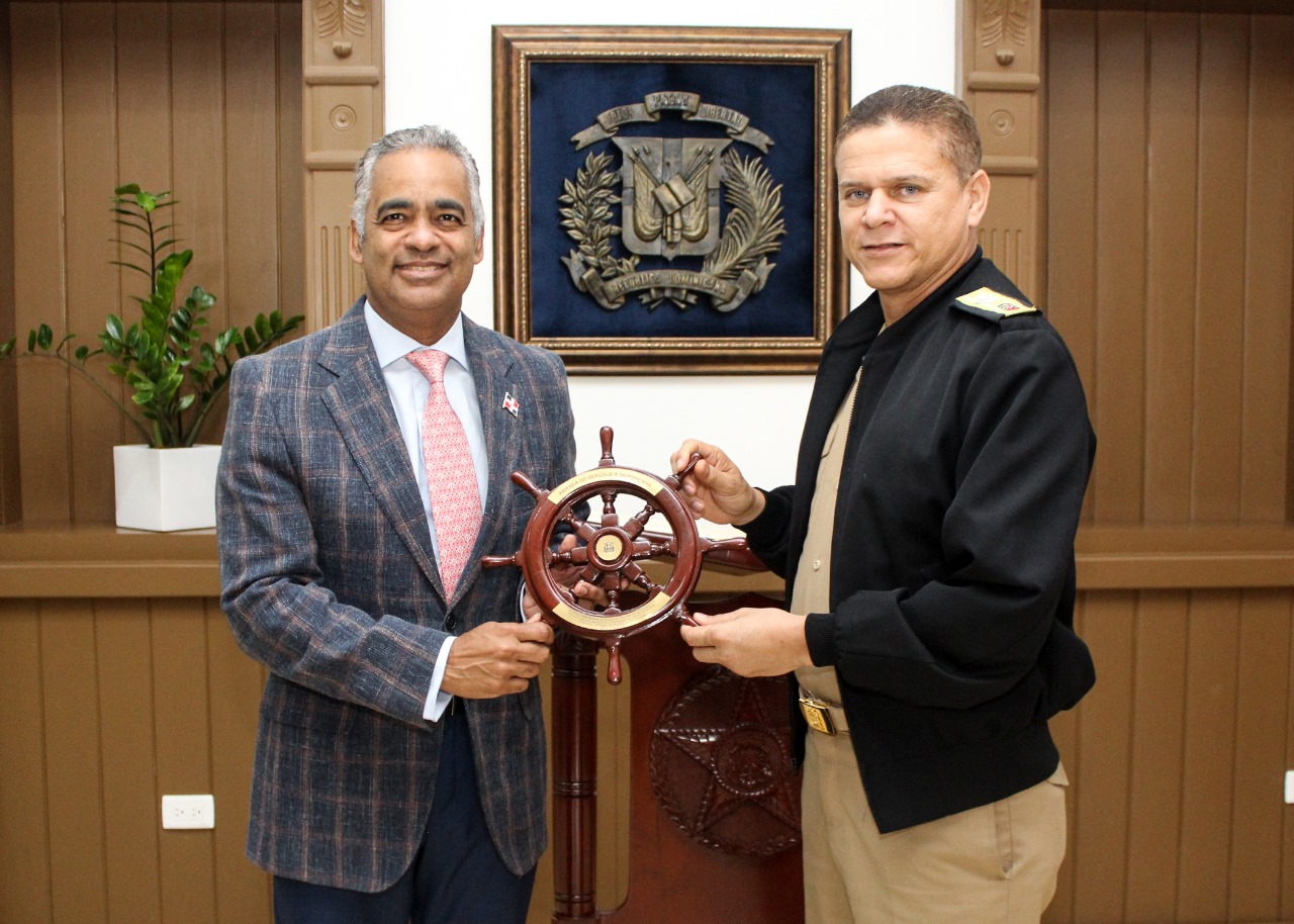 Fortalecimiento de Lazos y Cooperación Estratégica: Visita del Ministro Joel Santos a la Comandancia General de la Armada.