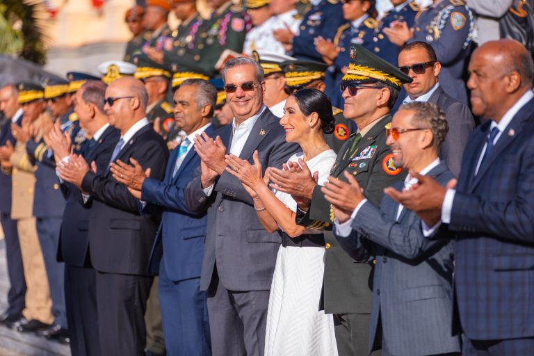 Presidente Abinader encabeza acto de homenaje a la Bandera Nacional.