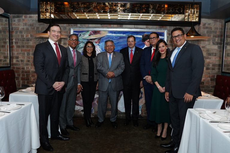 BHD reconoce a embajador Juan Bolívar Díaz en FITUR