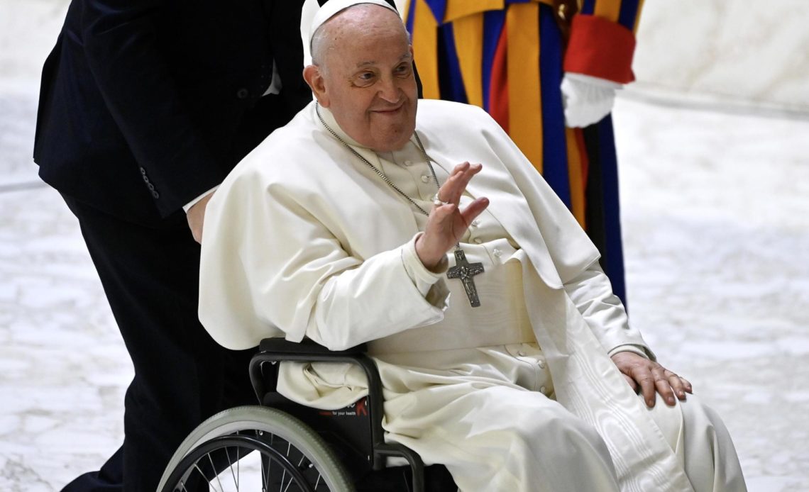 El papa Francisco celebra el rezo del ángelus tras suspender el sábado su agenda por gripe.