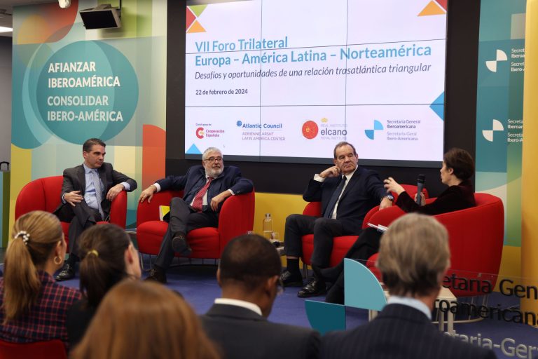 Allamand: "Avanzar entre Europa, América Latina y Norteamérica generaría beneficios para la comunidad internacional".