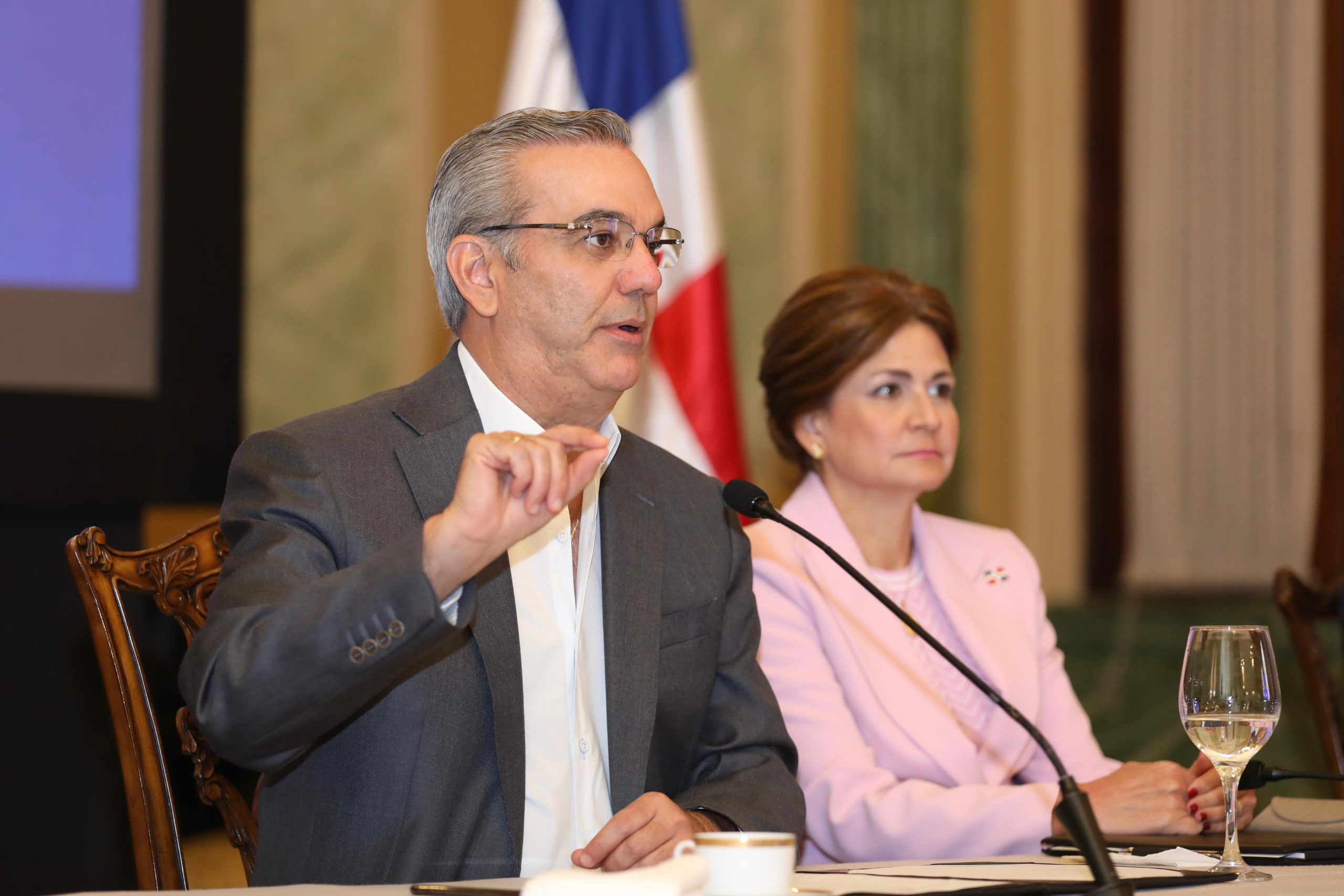 Abinader encabeza acto nuevo reglamento aplicación Ley 340-06 mejorará eficiencia y controles a las contrataciones públicas