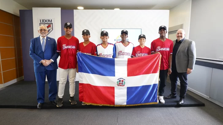 Equipo Dominicano Serie del Caribe Kids Recibe Bandera Nacional