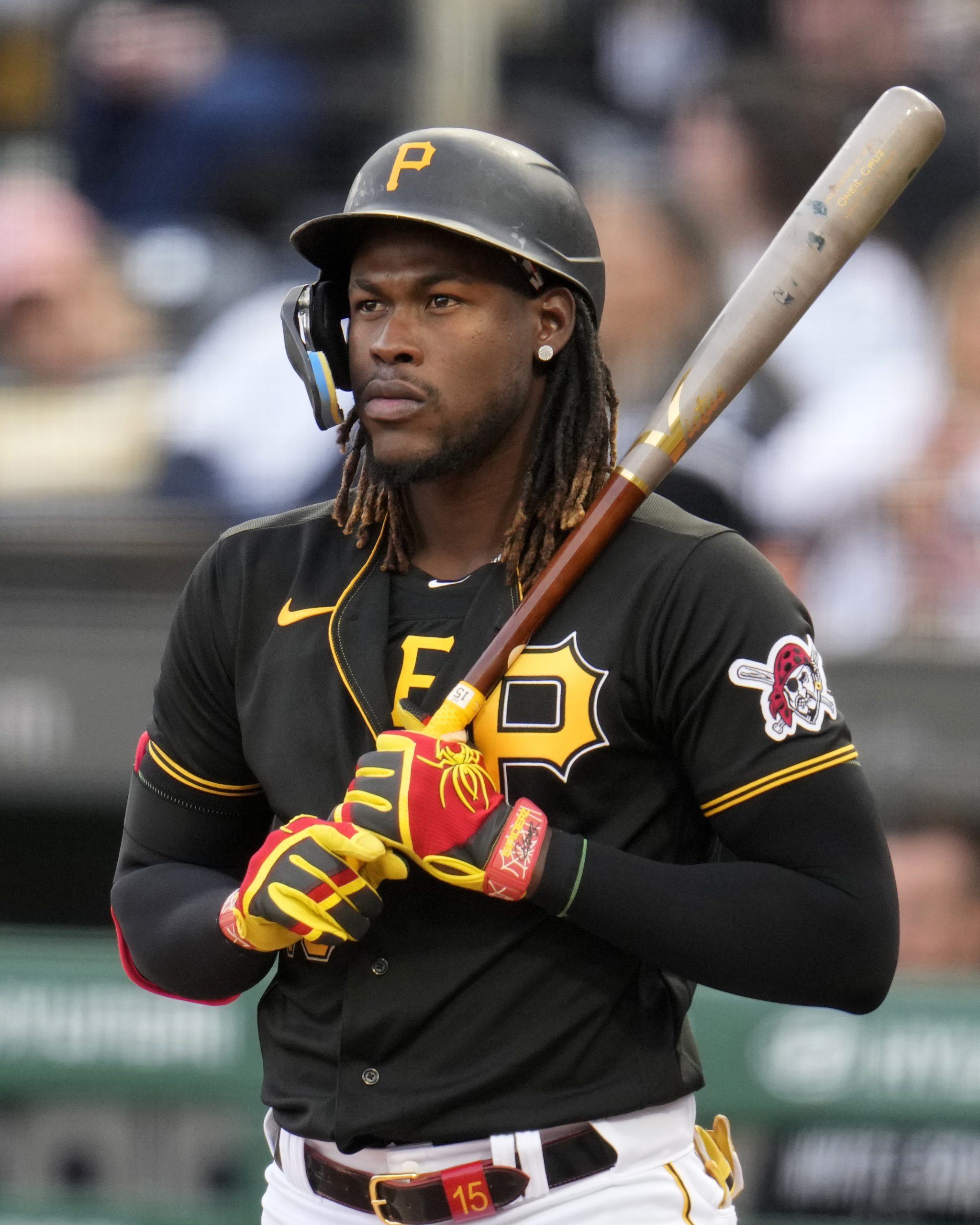 Oneil Cruz Asume el Desafío de Defender el Jardín Central