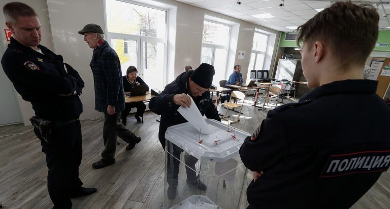 La oposición rusa sobrecarga los colegios electorales de Moscú durante el "Mediodía contra Putin"