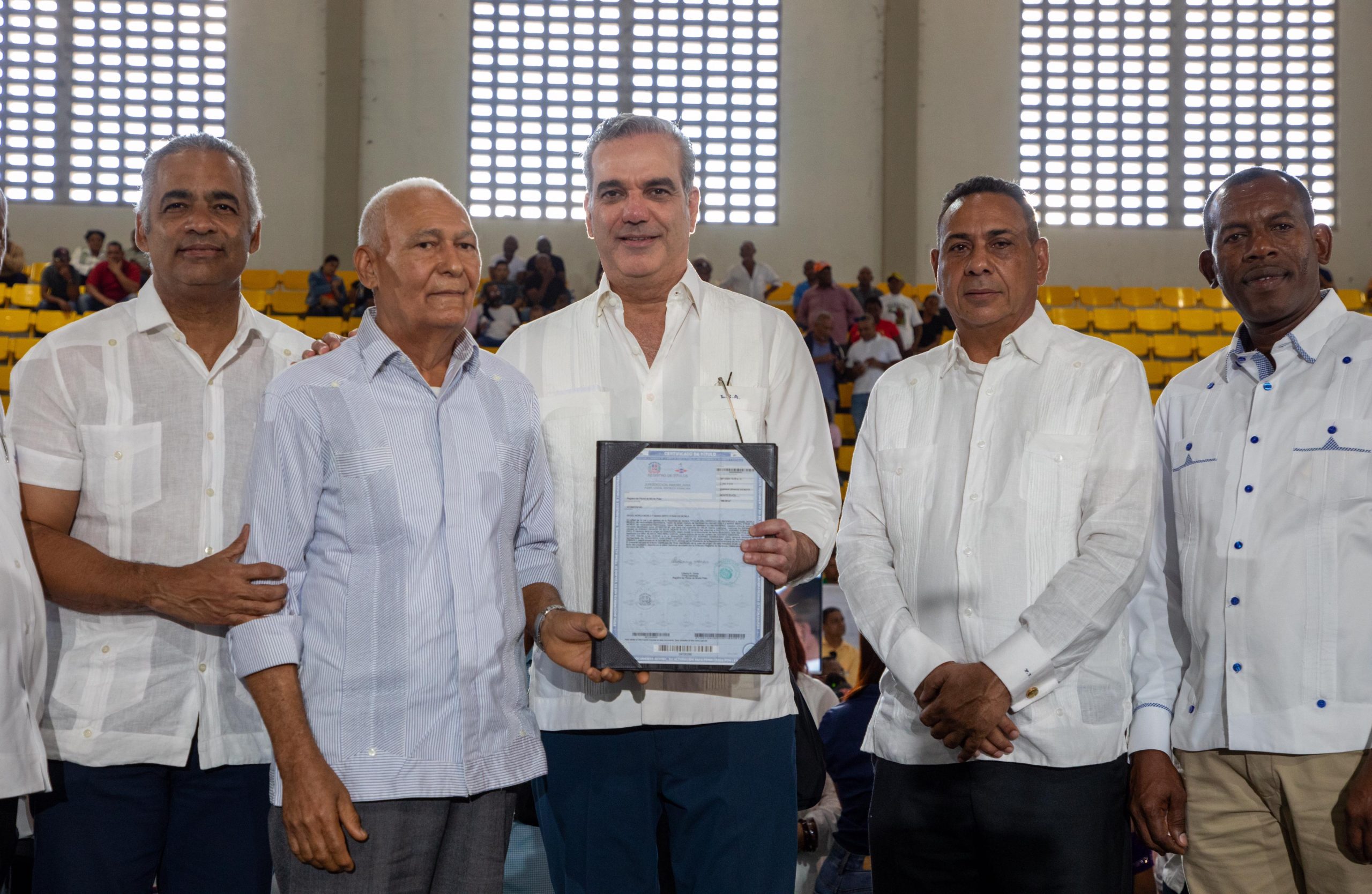 Presidente Abinader entrega 826 títulos de propiedad en Monte Plata
