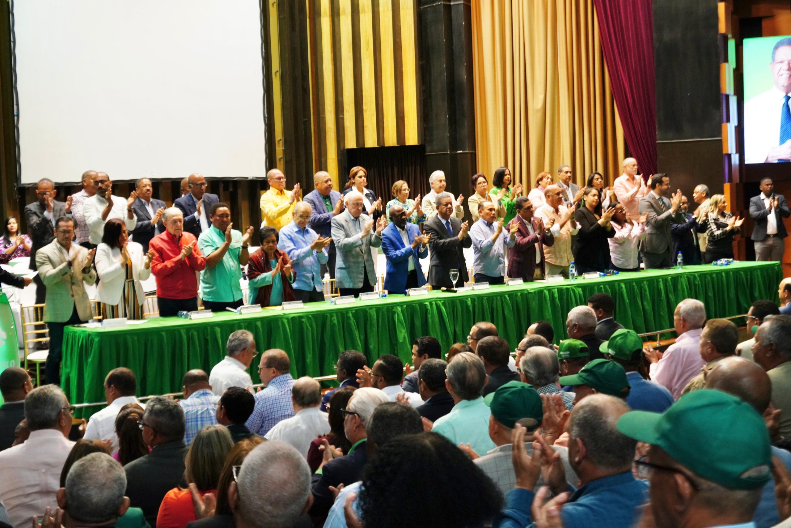 Leonel encabeza asamblea de la Dirección Central de la Fuerza del Pueblo