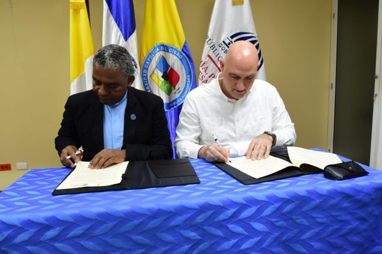 Ministro de Economía expone temas desarrollo integral RD en acto alianza con UCATECI