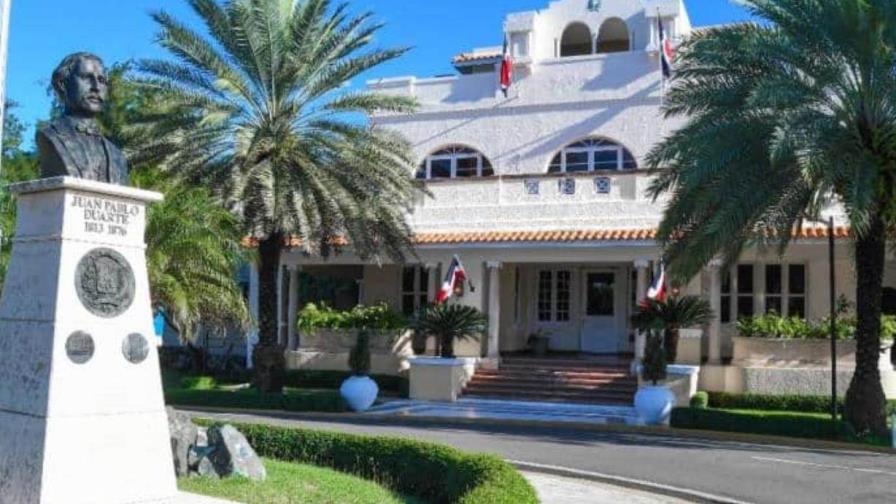 el Mirex indicó que el Ministerio Público realiza una investigación en relación a una denuncia sobre un supuesto abuso contra un menor de edad que involucra a Peralta Holguín, vicecónsul dominicano en Puerto Príncipe.