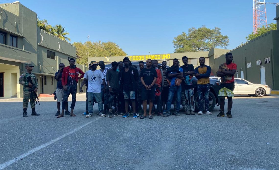 Detienen Jeepeta Con 19 ilegales En San Juan