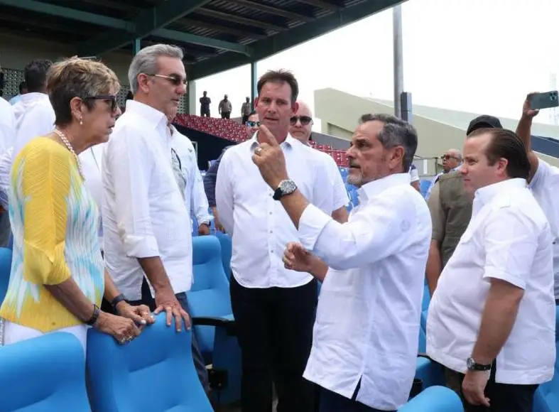Abinader inspecciona remozamiento Estadio José Briceño, Junto a Junior Noboa