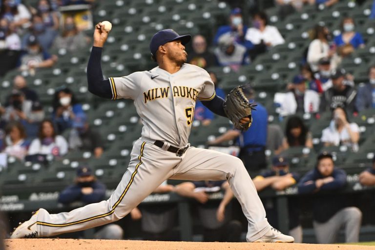 Freddy Peralta lidera a los Cerveceros en triunfo sobre los Angelinos