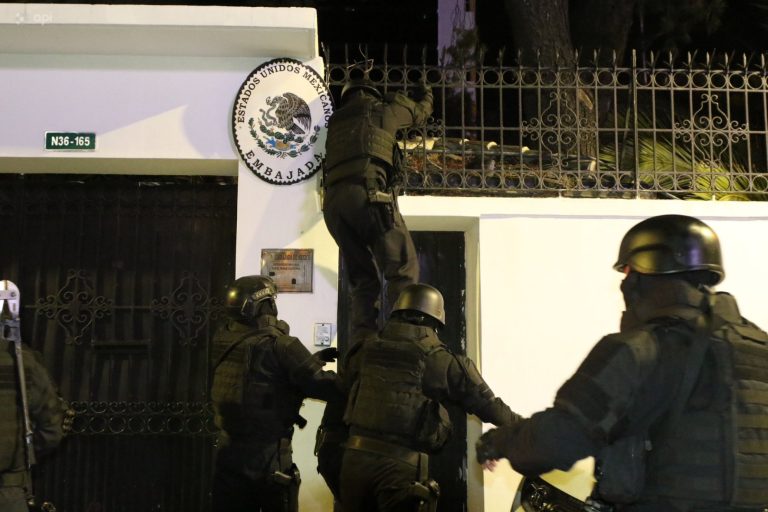 Momento De Tensión Entre México Y Ecuador, Luego Policía Ecuatoriana Penetrara A Embajada Mexicana