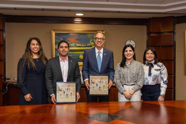 Popular Hace Importante Donación De Libros A UNESCO
