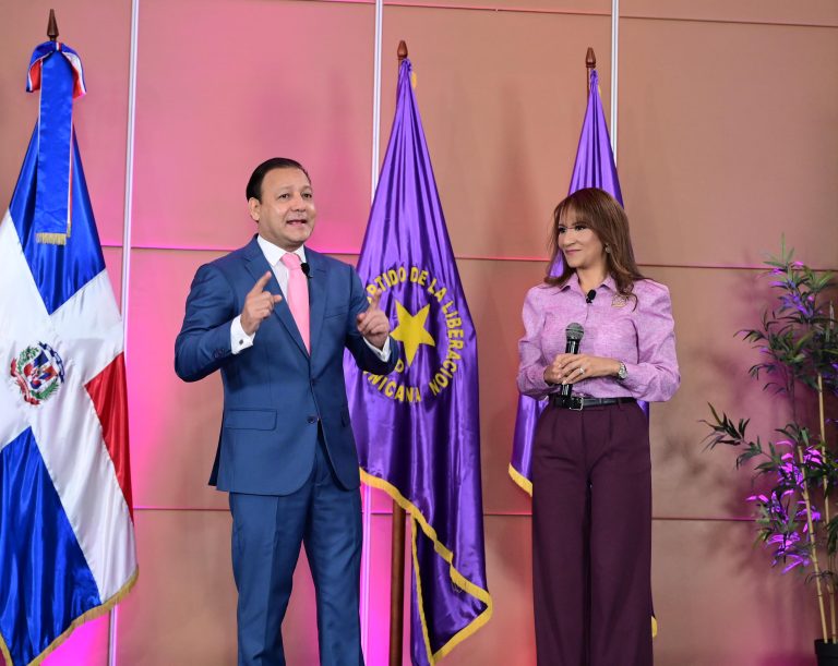 Abel y Zoraima conversan con los comunicadores de Santiago