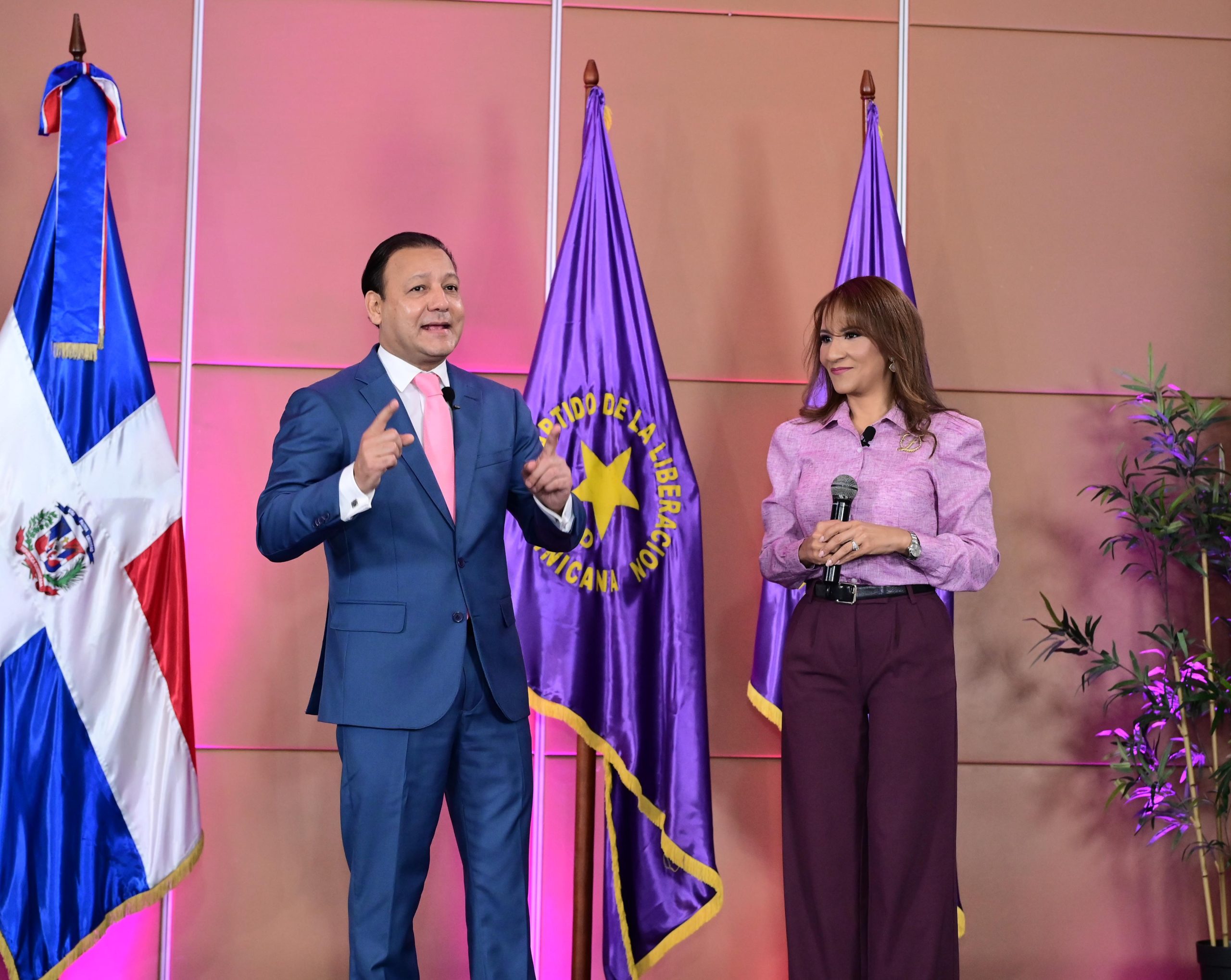 Abel y Zoraima conversan con los comunicadores de Santiago