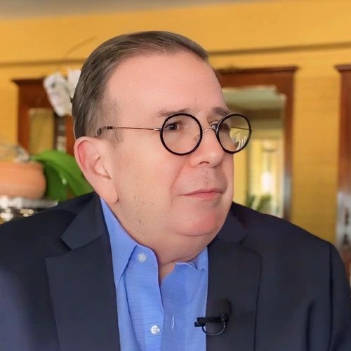 Recompensa millonaria por líder opositor exiliado