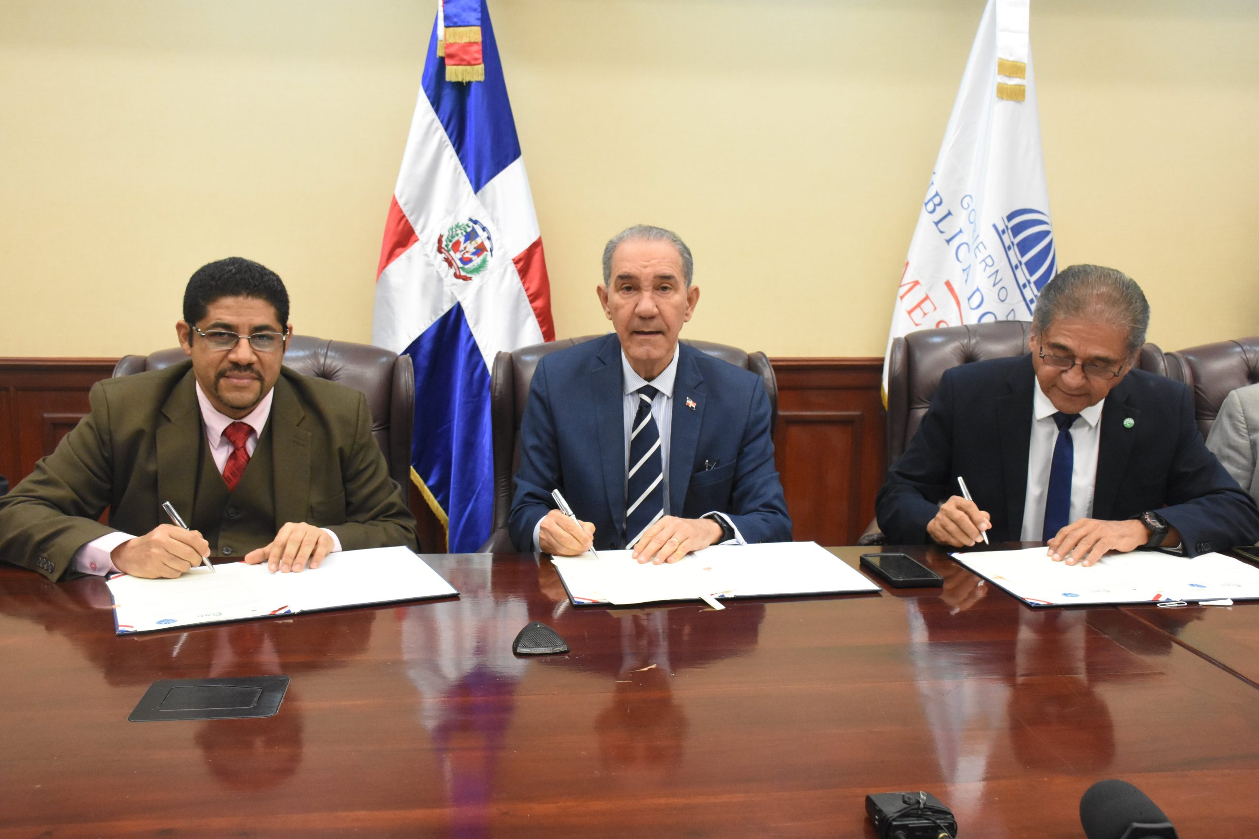 MESCYT firma acuerdos de colaboración con el Sistema Regional de Acreditación de Ingeniería para beneficiar programas académicos