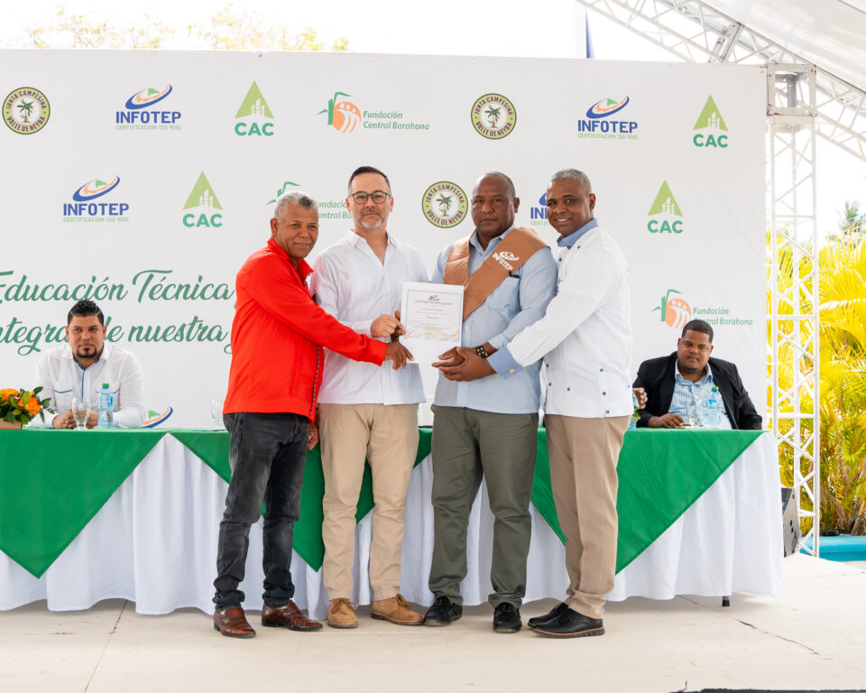 FCB, INFOTEP y Junta Campesina Valle De Neyba Gradúan Jóvenes