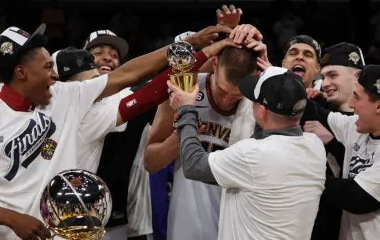 Nuggets eliminan a Lakers