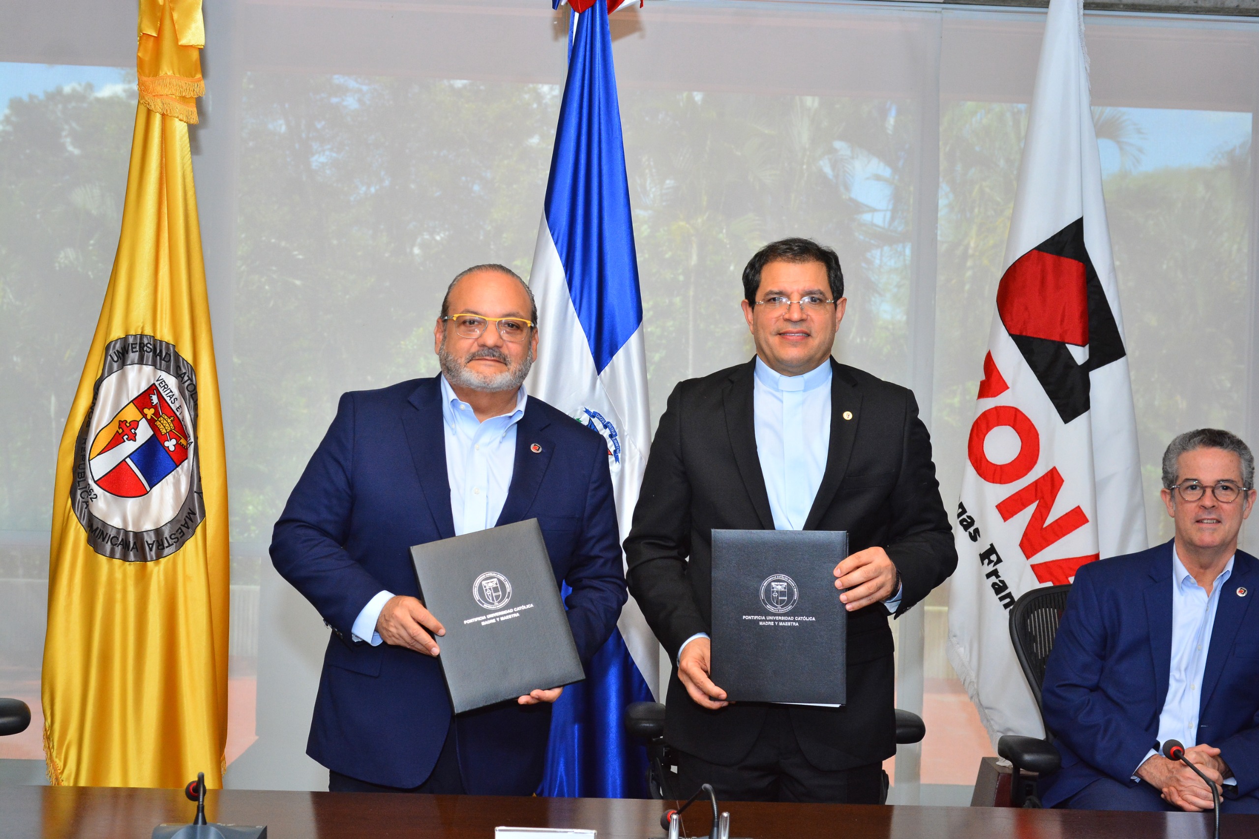 ADOZONA y PUCMM firman convenio Permitirá Impulsar Educación Y La Investigación