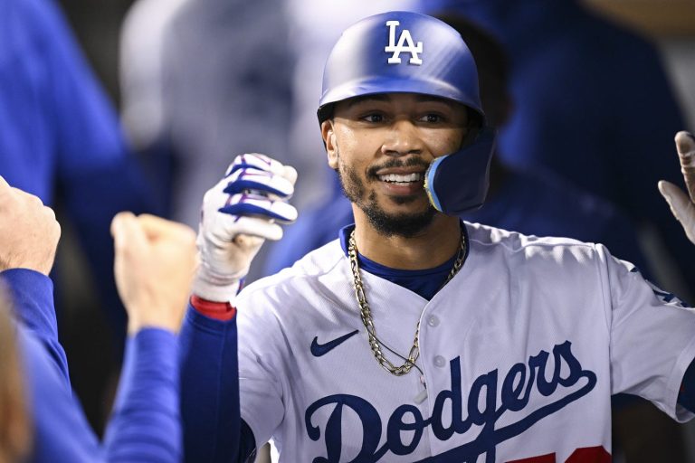 Betts y Smith Brillan en la Paliza a los Padres