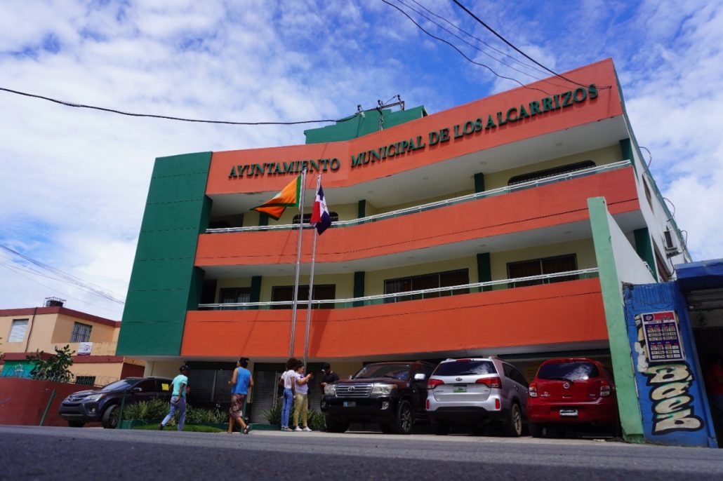 Sin participar en ceremonia de toma de posesión, Cristian Encarnación entrega alcaldía Los Alcarrizos