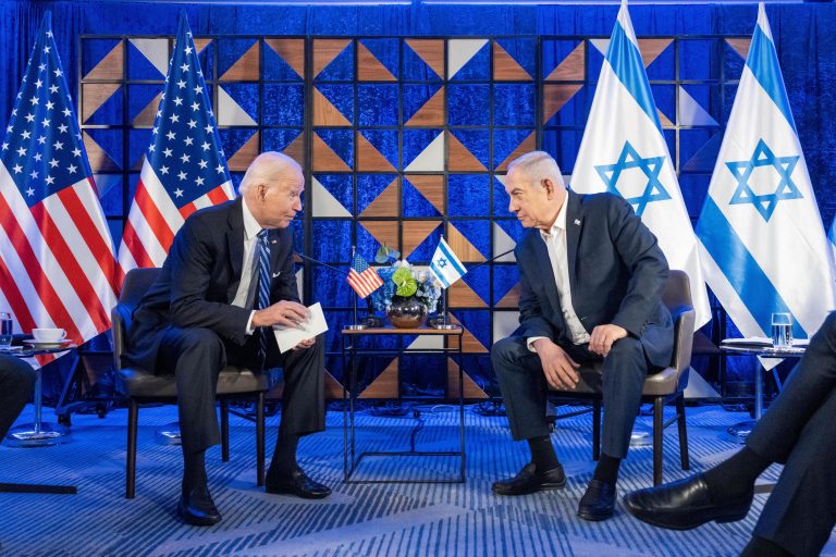 El presidente estadounidense, Joe Biden, le dijo este jueves al primer ministro israelí, Benjamin Netanyahu, que el apoyo de Estados Unidos a su guerra en Gaza dependerá de nuevas medidas para proteger a civiles y trabajadores de ayuda humanitaria. Biden y Netanyahu hablaron por teléfono pocos días después de que un ataque aéreo israelí mató a siete trabajadores humanitarios en la Franja de Gaza y complicó aun más las ya tensas relaciones entre los dos líderes. Biden “dejó claro la necesidad de que Israel anuncie e implemente una serie de pasos específicos, concretos, medibles para encarar los daños a civiles, el sufrimiento humanitario y la seguridad de los trabajadores de ayuda humanitaria”, dijo la Casa Blanca en un comunicado tras la llamada. Biden “dejó claro que la política estadounidense respecto a Gaza será determinada por nuestra evaluación de la acción inmediata israelí sobre estos pasos”. Biden también le dijo a Netanyahu que “un cese al fuego es esencial” y llamó a Israel a lograr un acuerdo “sin demora”, indicó la Casa Blanca.