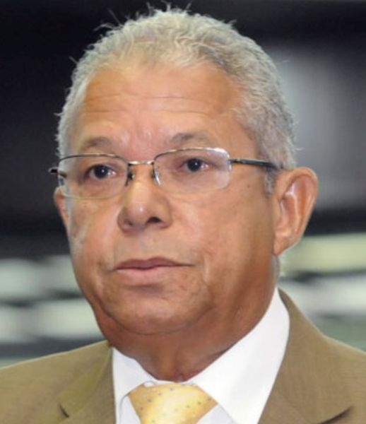 En la expresión "la cosa está buena, pero no se vende", en la presente coyuntura de la República Dominicana encapsula una ironía dolorosa, que al mismo tiempo refleja una realidad social y económica compleja, la que se torna verdad de perogrullo para una gran mayoría de las familias dominicanos. Más claro aún: Quienes en la actualidad intercambian con muchas familias de diversos estratos sociales, sobre todo las de más bajos ingresos, verificamos una dramática paradoja que es una constante entre la mercancía que busca adquirir frente a la impotencia por la incapacidad económica, lo que lleva a “que la masa pobre tenga que hacer malabares para salir a flote mes tras mes”, como lo describiera sor Trinidad Ayala, en el Sermón de las Siete Palabras. En medio de este panorama que para el oficialismo es idílico, pero que coloca las familias dominicanas a enfrentarse diariamente a una realidad desafiante: la falta de capacidad de compra para adquirir los artículos básicos, especialmente aquellos relacionados con las necesidades más básicas. Mientras las góndolas de los supermercados y las tramarías de colmados lucen llenas de productos, muchas personas-familias observan, y hasta toman en sus manos impotentes, la mercadería que necesitan llevar a sus hogares, sin poder acceder a ellos debido a las barreras económicas que les separa. La ironía de la situación no pasa desapercibida, y que la gente puede ver la mercancía perfectamente apilada en los estantes, y góndolas, pero la falta de recursos financieros les impide llevarla a casa. La comida, el agua, los medicamentos y otros artículos esenciales se convierten en lujos inalcanzables para aquellos que luchan por llegar a fin de mes. Esta ironía no es solo una expresión de frustración, sino también una llamada de atención a las desigualdades que persisten en nuestra sociedad, en la que mientras algunos disfrutan de un nivel de vida cómodo y acceso a todas las comodidades, otros luchan por satisfacer sus necesidades básicas. Situación social y la paradoja de comprar y vender Para abordar esta situación, es necesario un enfoque integral que aborde las raíces profundas de la desigualdad económica, lo que implica políticas públicas que promuevan la inclusión social, el acceso equitativo a la educación y la salud, así como oportunidades económicas para todos los ciudadanos. En última instancia, la ironía de "la cosa está buena, pero no se vende" nos desafía a reflexionar sobre las desigualdades que persisten en nuestra sociedad y a tomar medidas concretas para abordarlas. Solo entonces podremos asegurar que la verdadera abundancia se comparta equitativamente entre todos los dominicanos y dominicanas. En la encrucijada de la economía dominicana, una paradoja persistente y palpable se manifiesta en la intersección entre la necesidad de comprar y la dificultad de vender, paradoja esta que encapsula una realidad compleja que enfrentan consumidores y vendedores en el mercado actual, en el que “grita el que compra y grita el que vende”. Porque ambos sectores sienten que sobreviven indefensos, en medio de una realidad y unas perspectivas de vida que les acogota, y que al mirar la realidad del momento, y las perspectivas del futuro inmediato, experimentan igual sensación de verse engrapados en la misma encrucijada: uno con necesidad de comprar y otro con dificultad de vender.