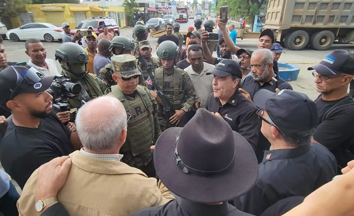 La Comandancia del Ejército República Dominicana (ERD) informa que el señor Roque Espaillat fue detenido en la tarde de este sábado por miembros de la institución, mientras pretendía penetrar a una zona clausurada en la Vigía, provincia Dajabón. Las unidades desplegadas para apoyar el control de la frontera mantienen esta zona de la Vigía clausurada debido a las situaciones con el vecino país, no obstante, el ciudadano Roque Espaillat, candidato presidencial por el Partido Esperanza Democrática, en una actitud desafiante y de provocación se abalanzó hacia los soldados que custodian esta zona, luego de que estos le informarán que no podía pasar el cerco de seguridad del límite fronterizo para llegar al muro.