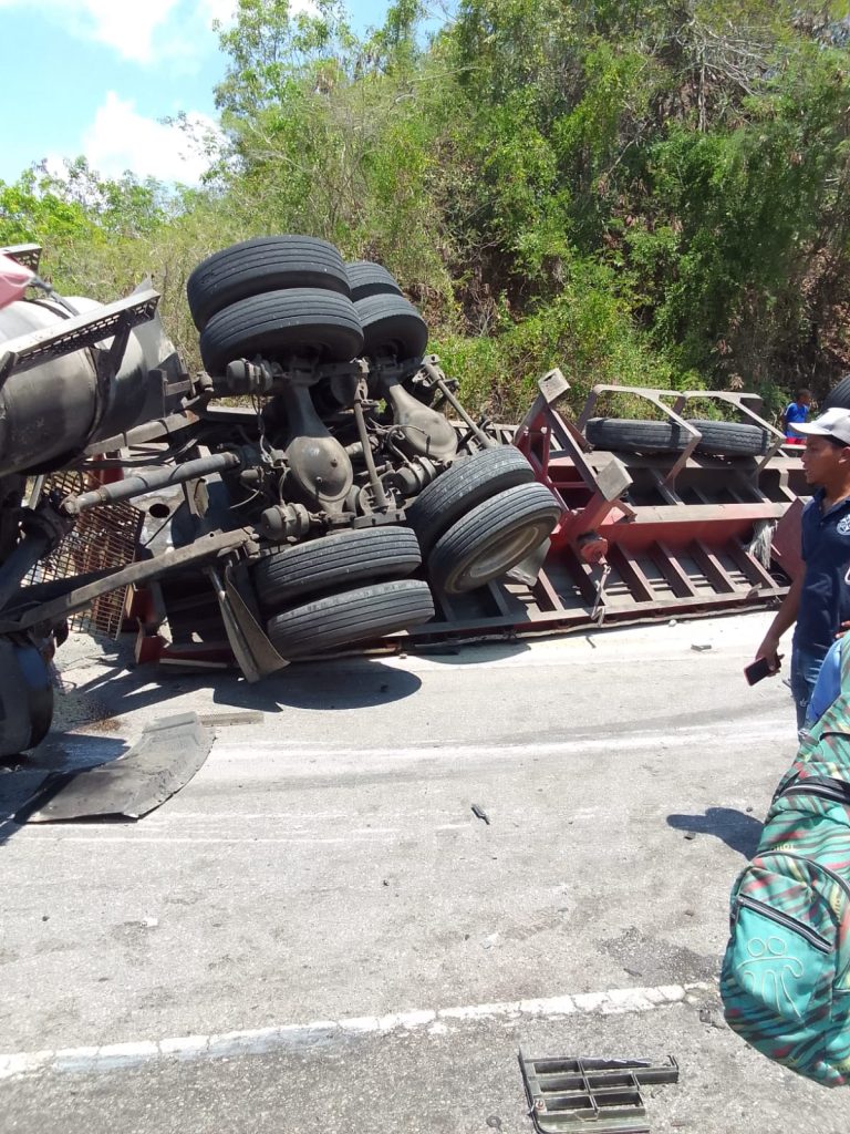 Accidente de tránsito en Cumayasa. Siete vehículos y varias personas afectadas