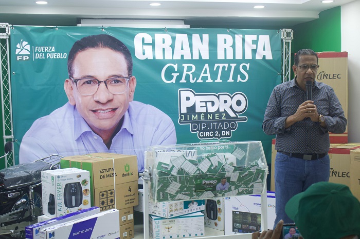 Pedro Jiménez entrega premios a ganadores del concurso “Premiamos tu Fidelidad”