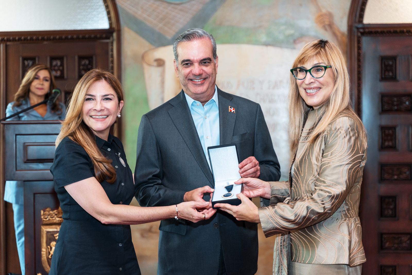 Otorgan las primeras medallas de CEAPI al presidente Luis Abinader y al ministro Ito Bisono