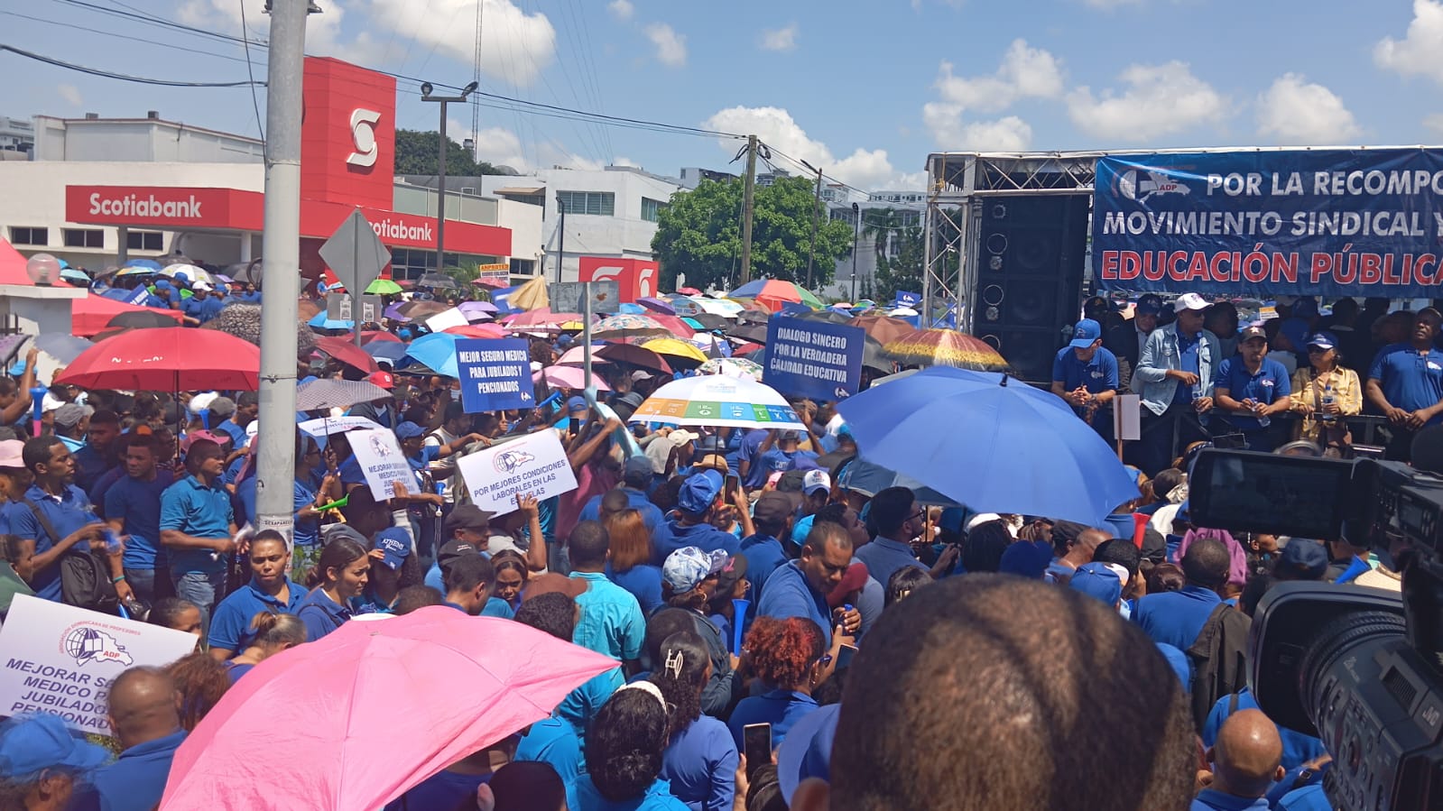 ADP PROTESTA FRENTE Al MINERD