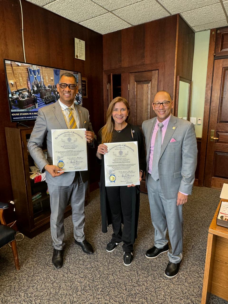 Congreso de Massachusetts recibe con entusiamo a Carolina Mejía, alcaldesa de SD