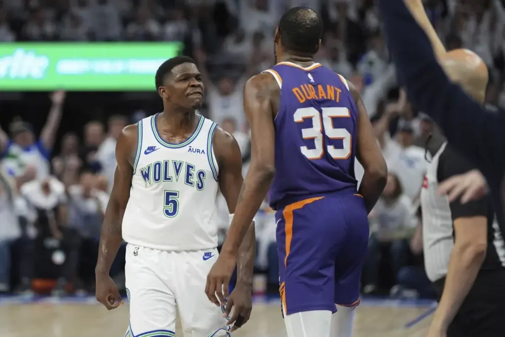 Edwards brilla con 36 puntos mientras los Wolves superan a los Suns, adelantándose 3-0 en la serie