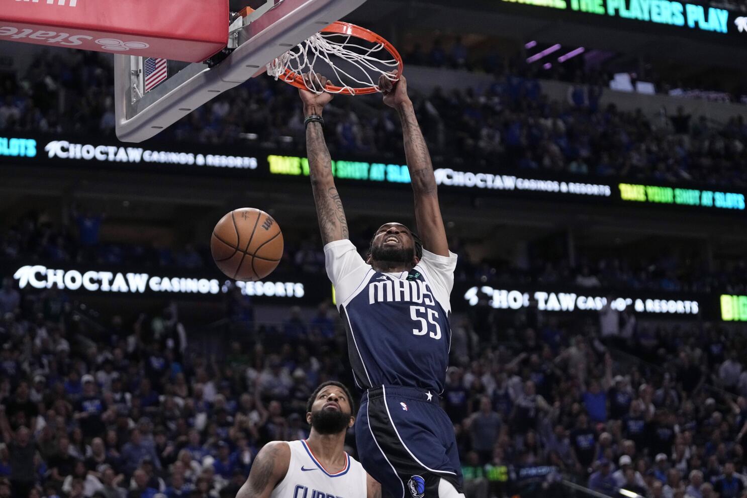 Mavs aseguran un juego reñido y defensivo contra Clippers, tomando ventaja de 2-1 en la serie