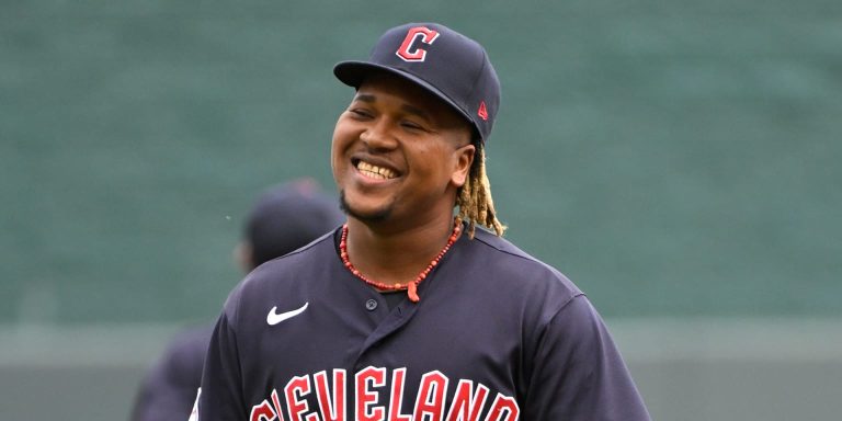 LOS GUARDIANES DE CLEVELAND APABULLAN A LOS TIGRES CON UNA VICTORIA DE 7-0 EN EL PRIMER JUEGO DE LA SERIE DIVISIONAL