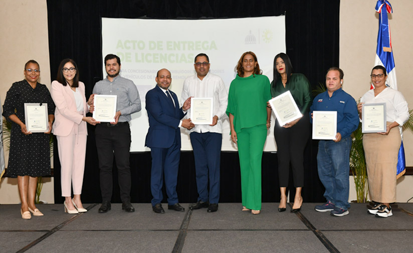 DGII hace entrega de 100 licencias para operar dealers y concesionarios de Vehículos de Motor