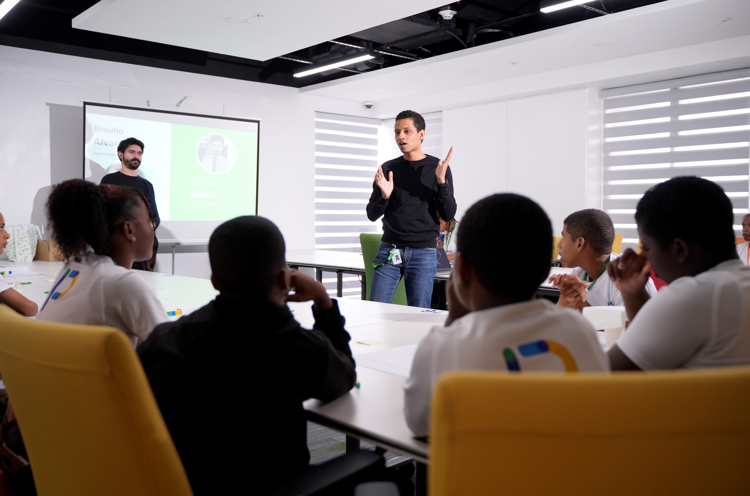 Estudiantes de robótica de Perfecto Labs intercambian conocimientos con ejecutivos del Banco BHD