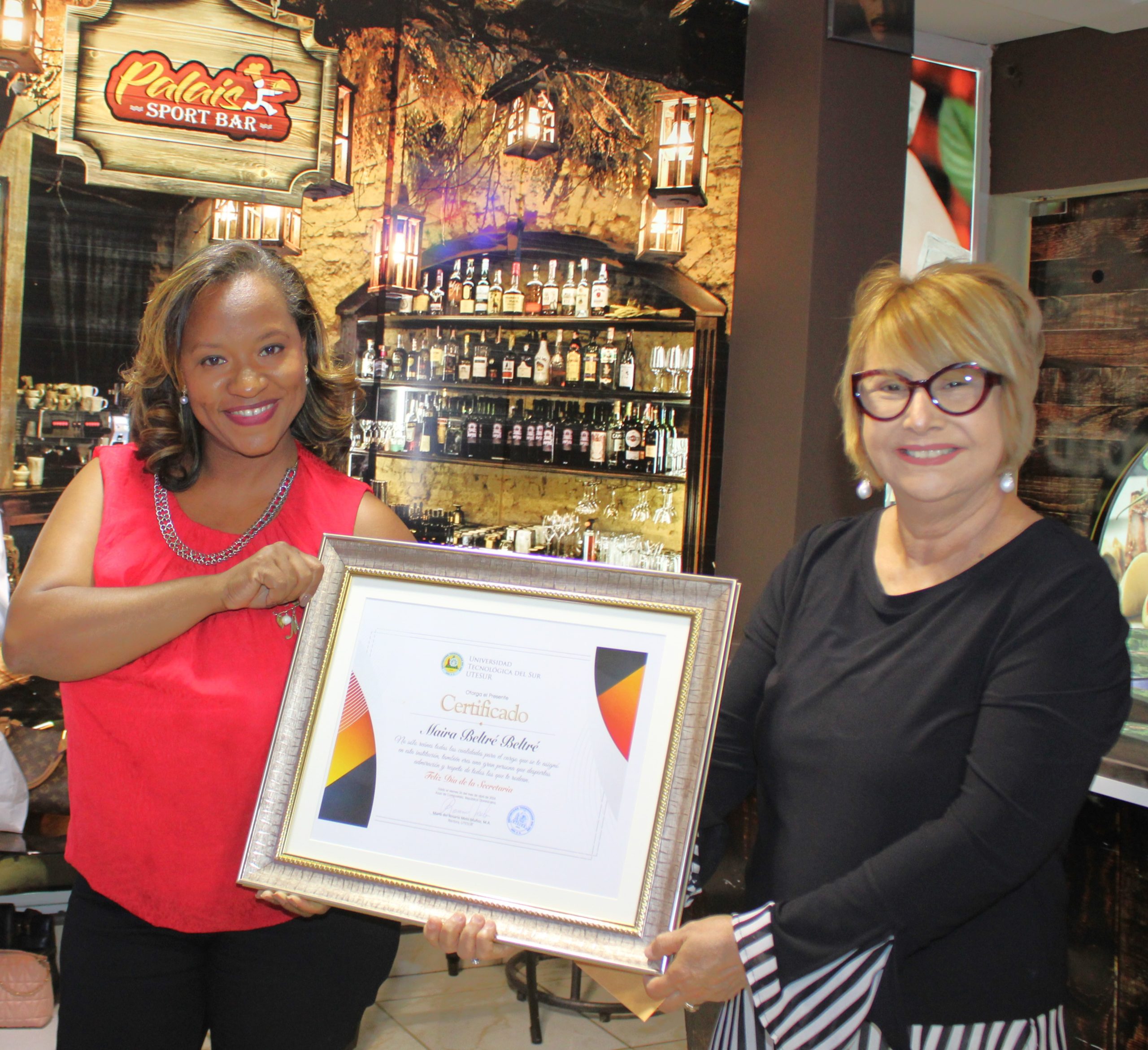 UTESUR otorga el premio "Secretario y Secretaria del Año" 2024