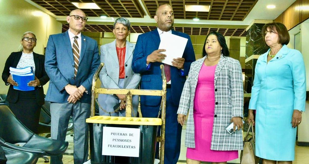 Bloque de Diputados del PLD Presenta Pruebas de Uso de Pensiones Solidarias en Campaña Política en Favor de Luis Abinader