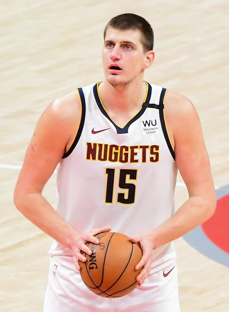 Nikola Jokic de los Denver Nuggets es nombrado MVP de la NBA por tercera vez