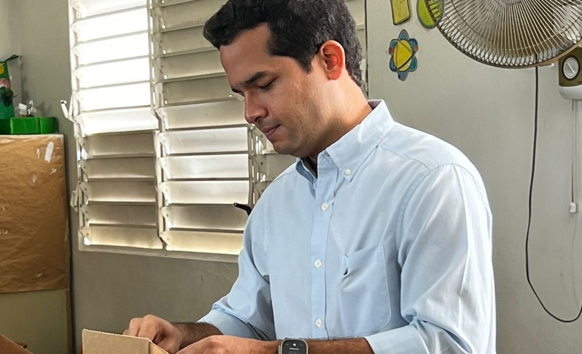 Omar Fernández, candidato a senador por la Fuerza del Pueblo, emite su voto en ambiente de tranquilidad y esperanza