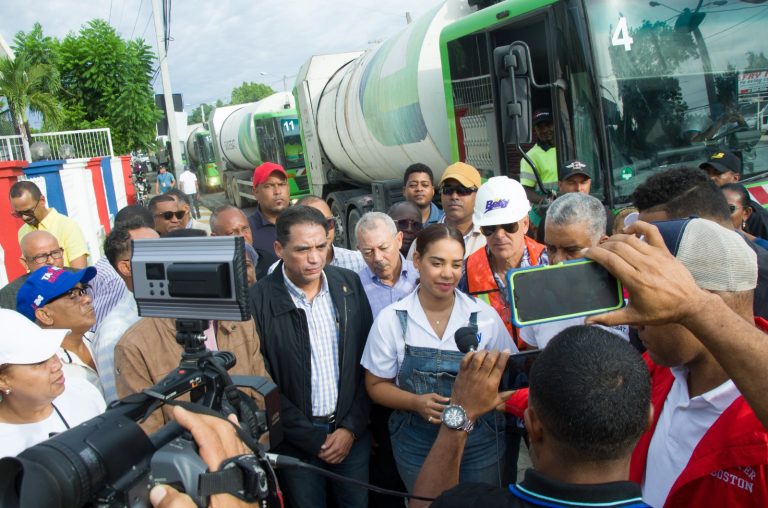 Con un amplio operataivo de limpieza alcaldía SDN interviene el municipio