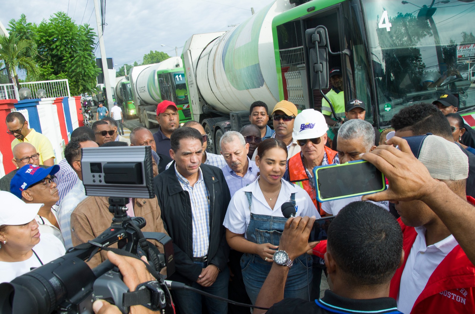 Con un amplio operataivo de limpieza alcaldía SDN interviene el municipio