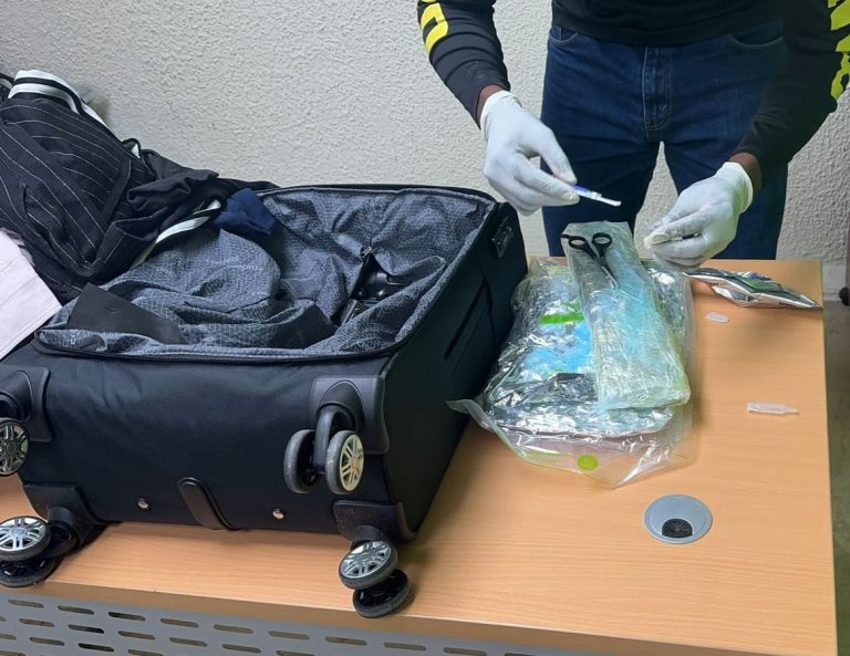 EN AIPC: DETIENEN EXTRANJERO Y FRUSTRAN ENVÍO DE DOS LÁMINAS PRESUMIBLEMENTE COCAÍNA A BRUSELAS